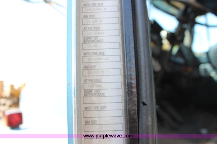 image for item F7669 1992 Kenworth T800 semi truck