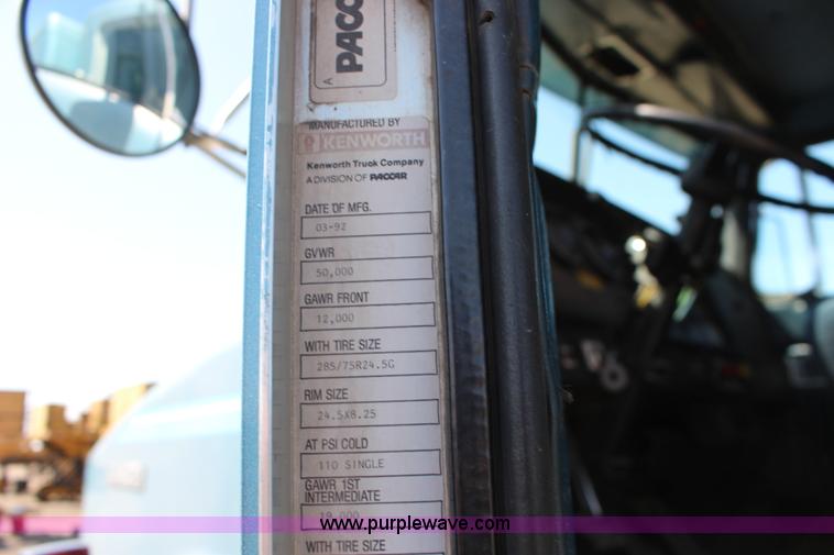 image for item F7669 1992 Kenworth T800 semi truck