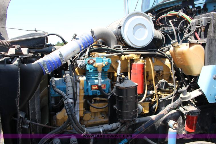 image for item F7669 1992 Kenworth T800 semi truck