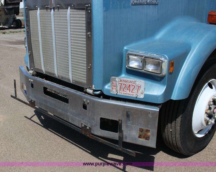 image for item F7669 1992 Kenworth T800 semi truck