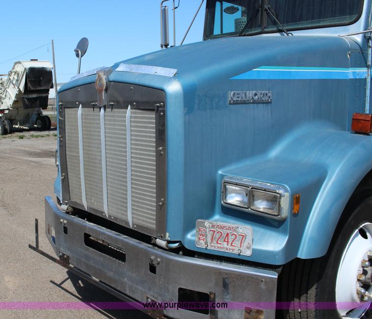 image for item F7669 1992 Kenworth T800 semi truck