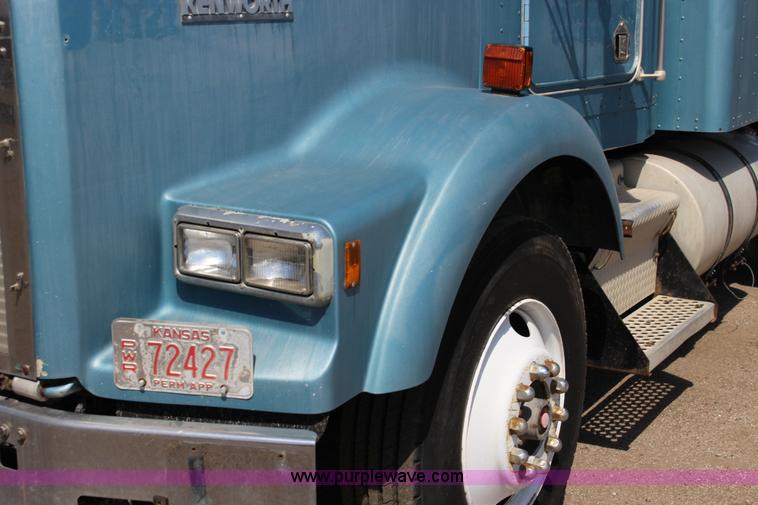 image for item F7669 1992 Kenworth T800 semi truck