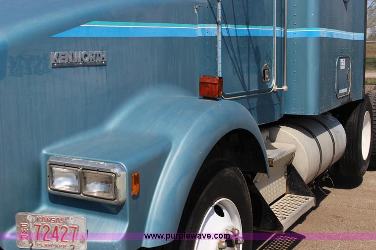 image for item F7669 1992 Kenworth T800 semi truck