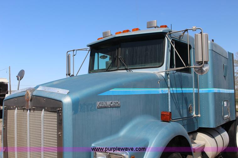 image for item F7669 1992 Kenworth T800 semi truck