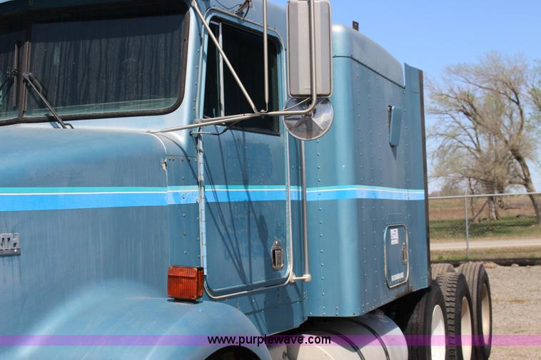 image for item F7669 1992 Kenworth T800 semi truck