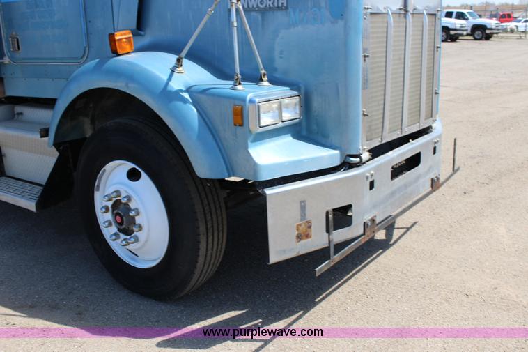 image for item F7669 1992 Kenworth T800 semi truck
