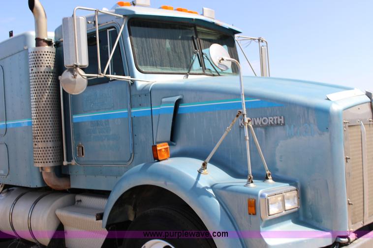 image for item F7669 1992 Kenworth T800 semi truck