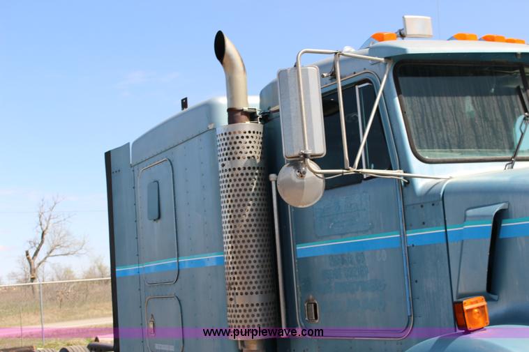 image for item F7669 1992 Kenworth T800 semi truck