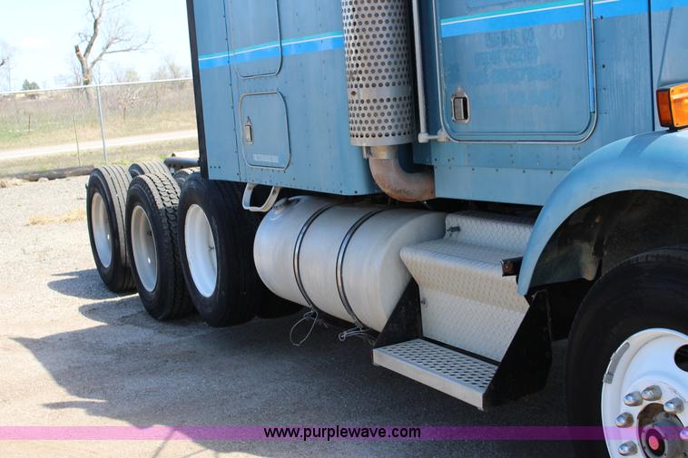 image for item F7669 1992 Kenworth T800 semi truck