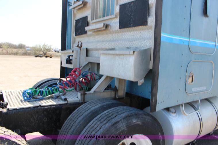 image for item F7669 1992 Kenworth T800 semi truck