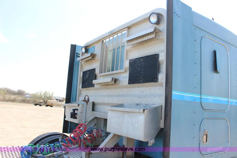 image for item F7669 1992 Kenworth T800 semi truck