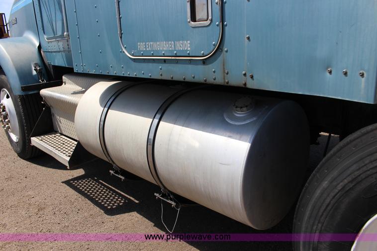 image for item F7669 1992 Kenworth T800 semi truck