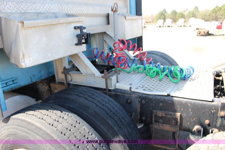 image for item F7669 1992 Kenworth T800 semi truck