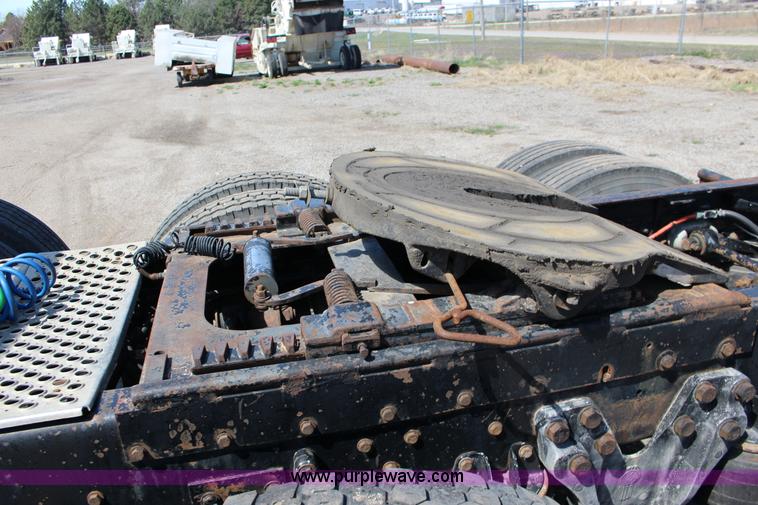 image for item F7669 1992 Kenworth T800 semi truck