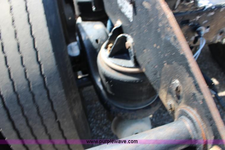 image for item F7669 1992 Kenworth T800 semi truck