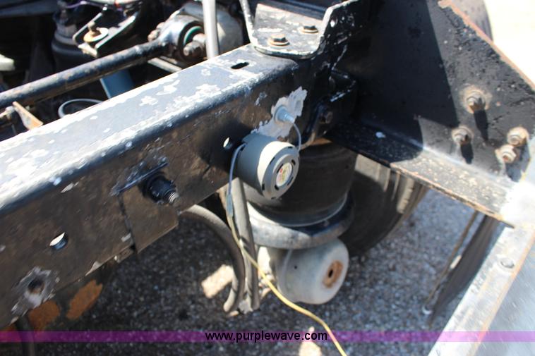 image for item F7669 1992 Kenworth T800 semi truck