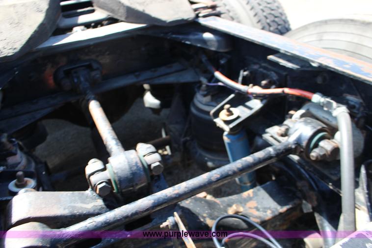 image for item F7669 1992 Kenworth T800 semi truck