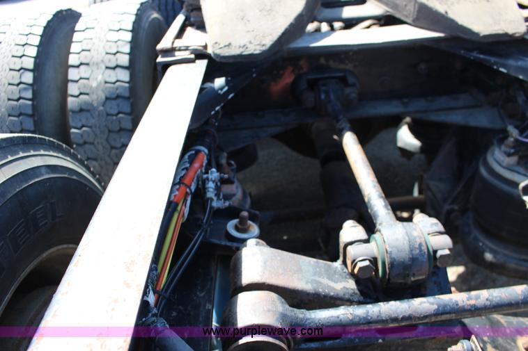 image for item F7669 1992 Kenworth T800 semi truck