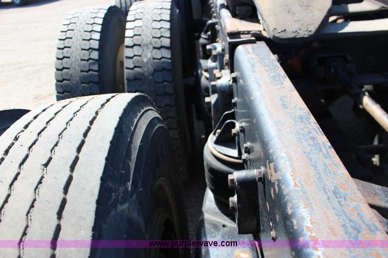 image for item F7669 1992 Kenworth T800 semi truck