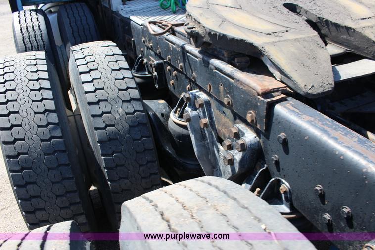 image for item F7669 1992 Kenworth T800 semi truck