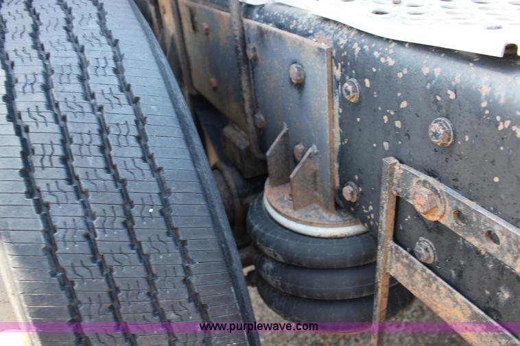 image for item F7669 1992 Kenworth T800 semi truck