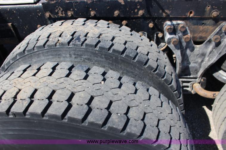 image for item F7669 1992 Kenworth T800 semi truck