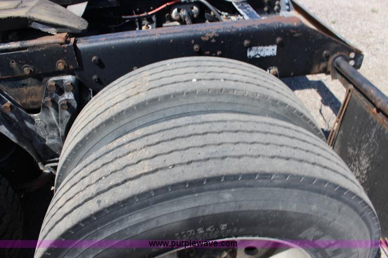 image for item F7669 1992 Kenworth T800 semi truck