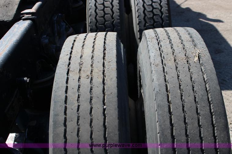 image for item F7669 1992 Kenworth T800 semi truck