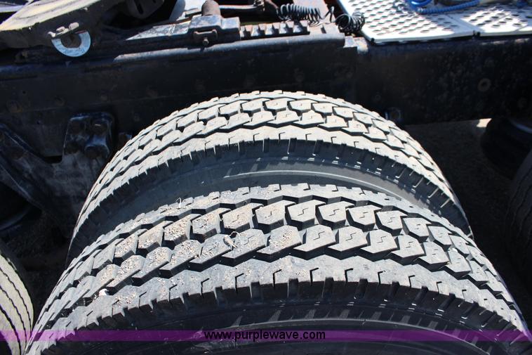 image for item F7669 1992 Kenworth T800 semi truck