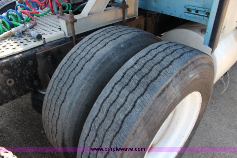 image for item F7669 1992 Kenworth T800 semi truck