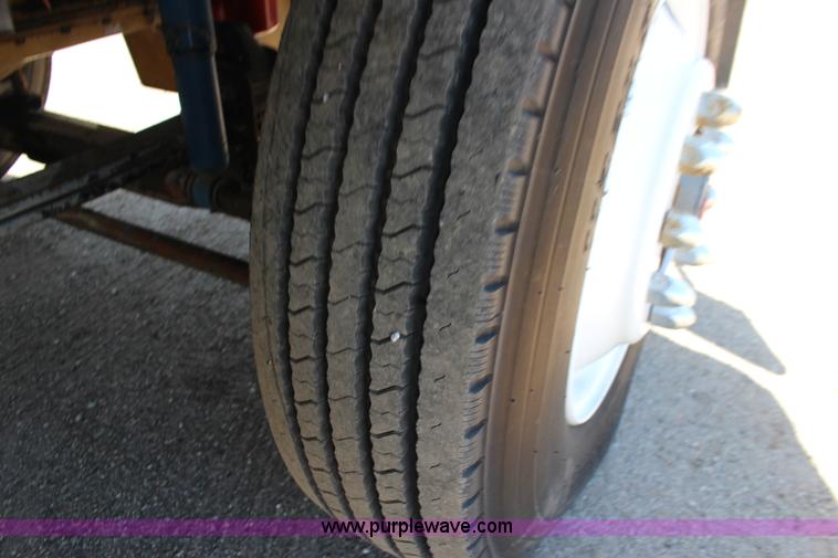 image for item F7669 1992 Kenworth T800 semi truck