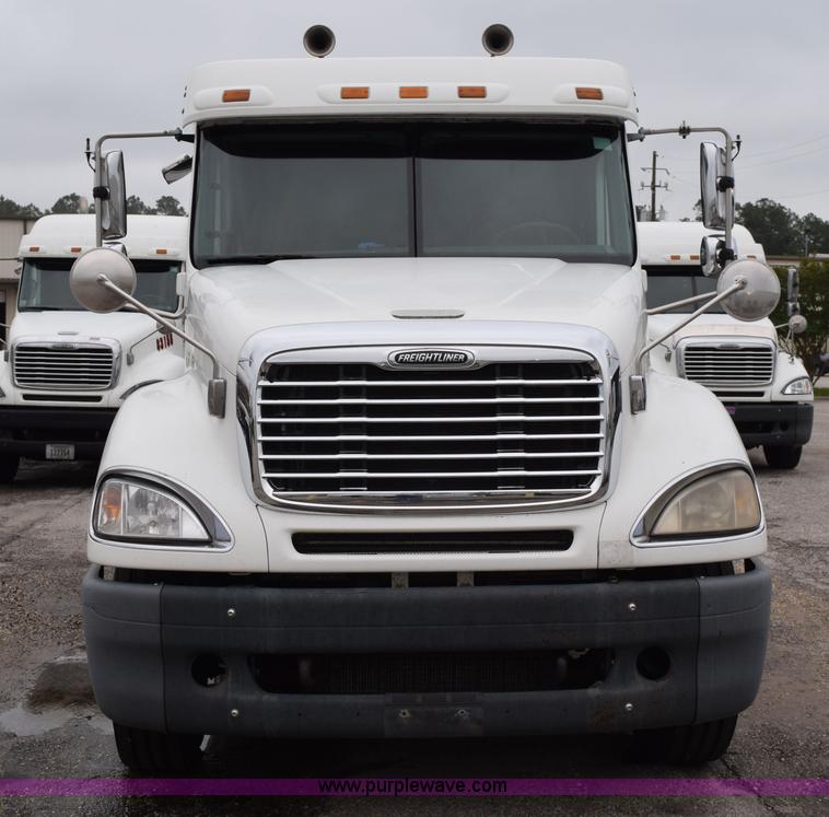 image for item H5115 2006 Freightliner Columbia semi truck