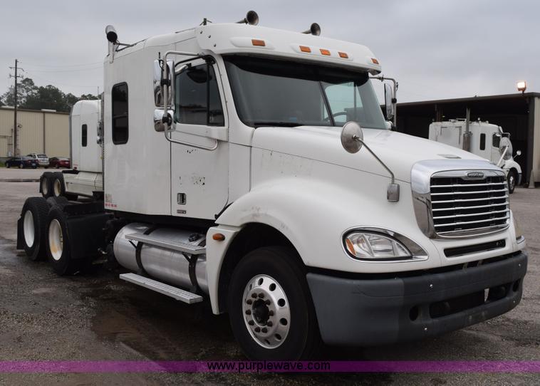 image for item H5115 2006 Freightliner Columbia semi truck