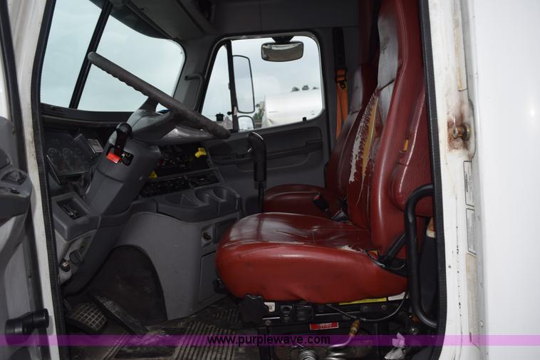image for item H5115 2006 Freightliner Columbia semi truck