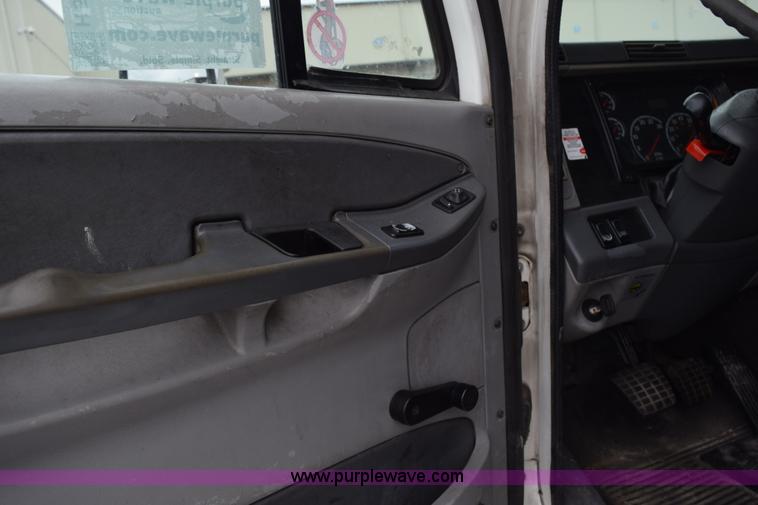 image for item H5115 2006 Freightliner Columbia semi truck