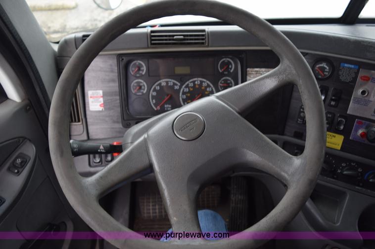 image for item H5115 2006 Freightliner Columbia semi truck