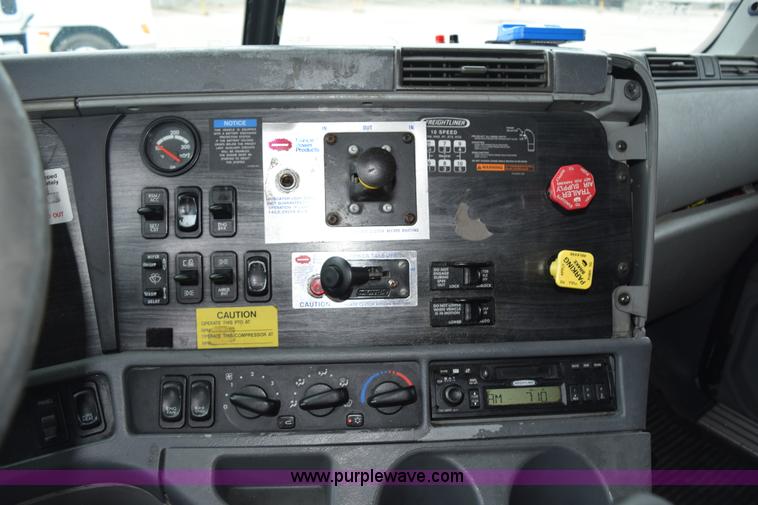 image for item H5115 2006 Freightliner Columbia semi truck