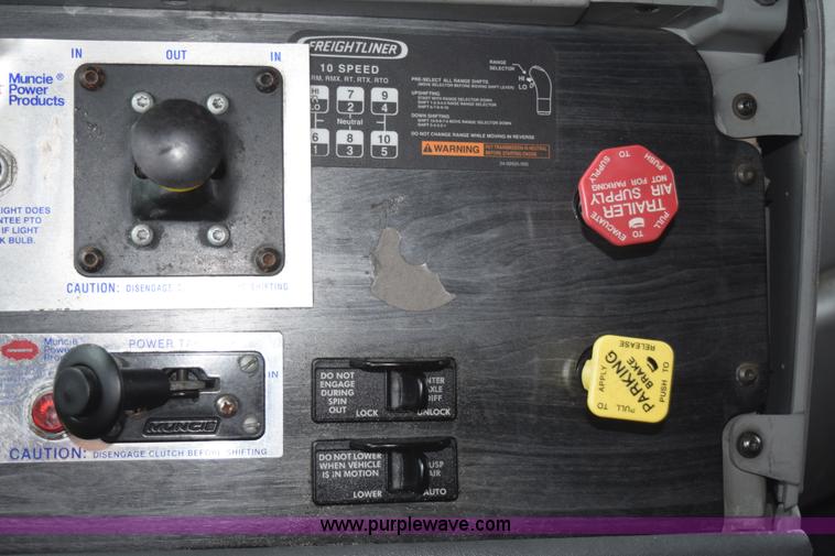 image for item H5115 2006 Freightliner Columbia semi truck