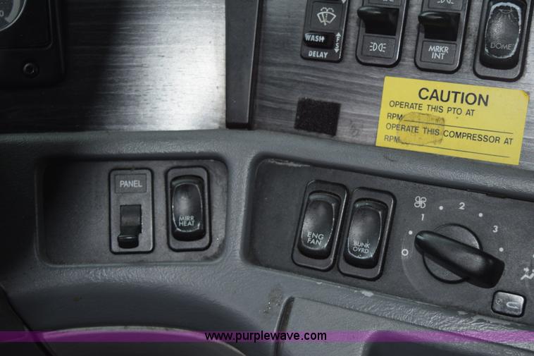 image for item H5115 2006 Freightliner Columbia semi truck