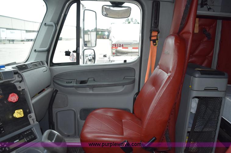 image for item H5115 2006 Freightliner Columbia semi truck