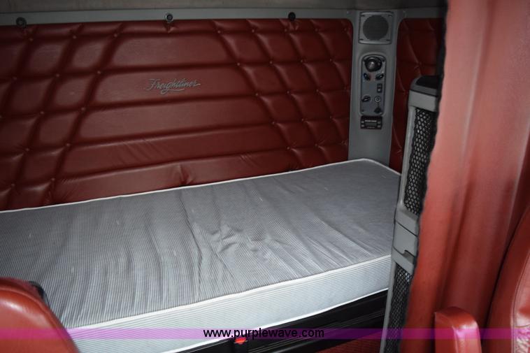 image for item H5115 2006 Freightliner Columbia semi truck