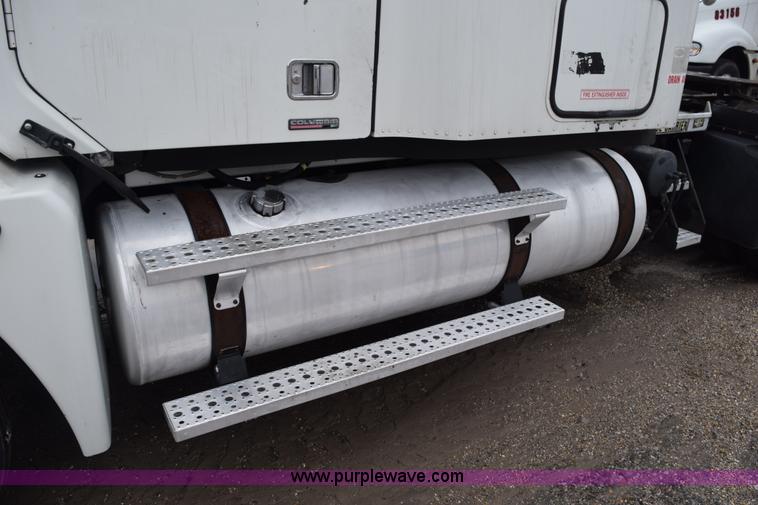 image for item H5115 2006 Freightliner Columbia semi truck