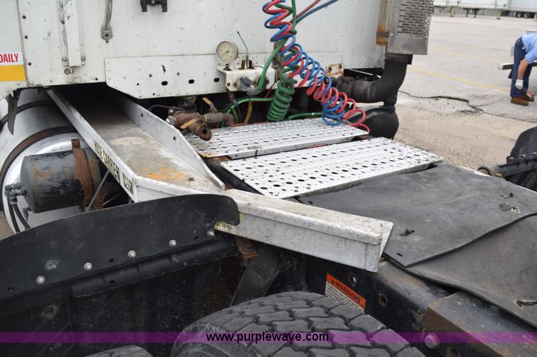 image for item H5115 2006 Freightliner Columbia semi truck