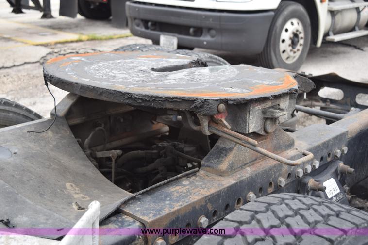 image for item H5115 2006 Freightliner Columbia semi truck