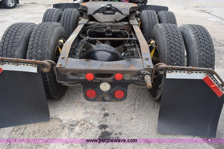 image for item H5115 2006 Freightliner Columbia semi truck