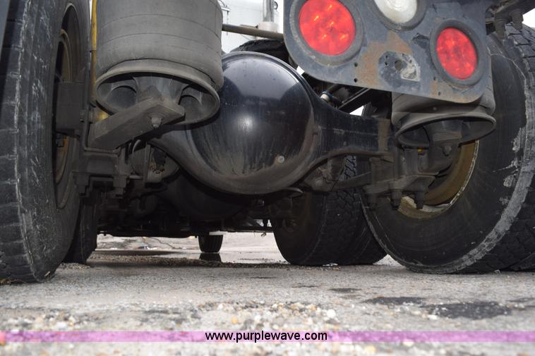 image for item H5115 2006 Freightliner Columbia semi truck