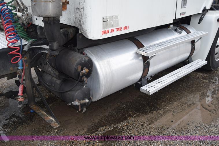 image for item H5115 2006 Freightliner Columbia semi truck