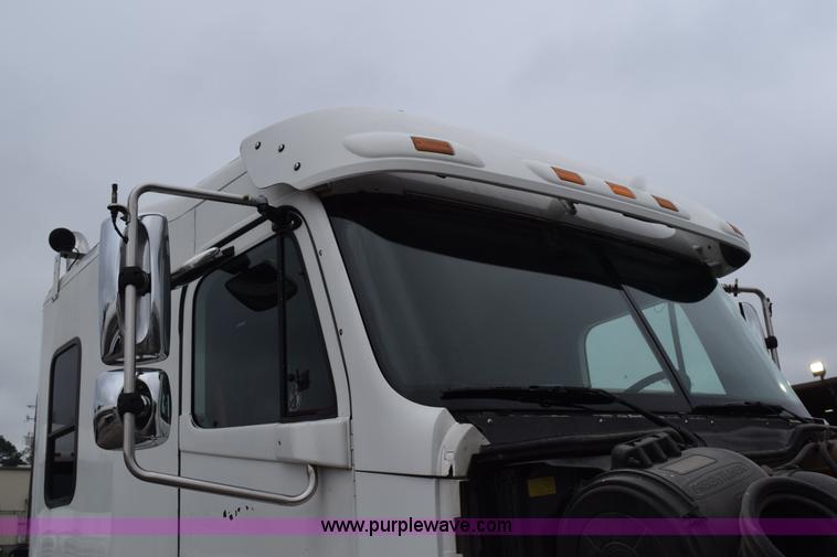 image for item H5115 2006 Freightliner Columbia semi truck