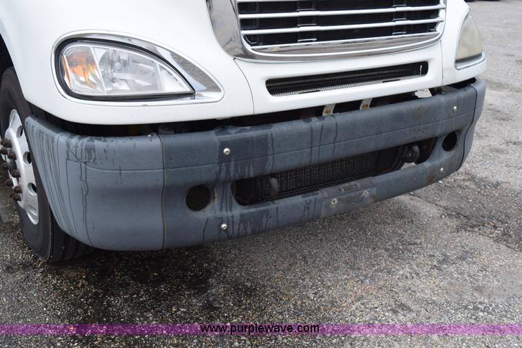 image for item H5115 2006 Freightliner Columbia semi truck