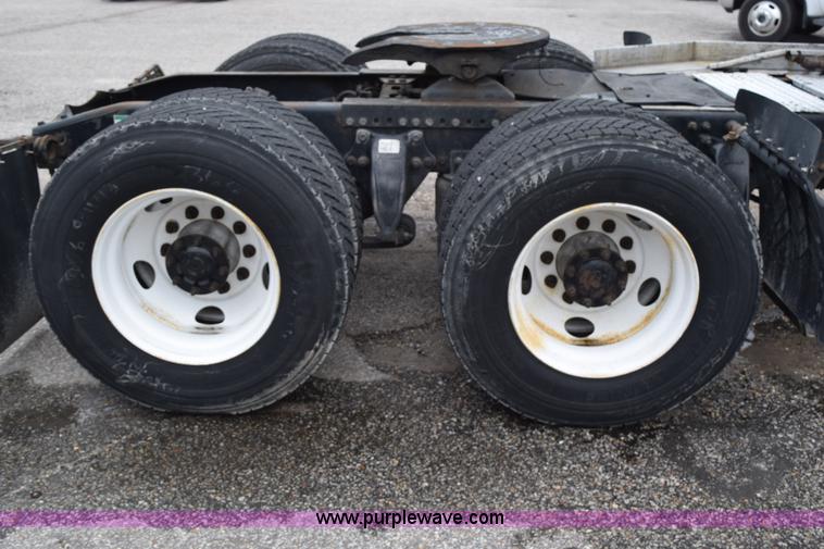 image for item H5115 2006 Freightliner Columbia semi truck